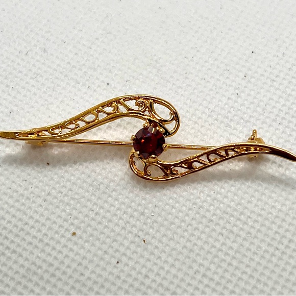 Beautiful Vintage Gold Tone Red rhinestone Brooch Pin - Picture 1 of 3